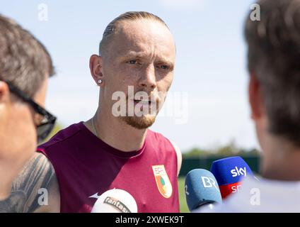 Augusta, Germania. 14 agosto 2024. Marius Wolf (FC Augsburg), Neuzugang, im Interview; FC Augsburg, Training, credito: dpa/Alamy Live News Foto Stock