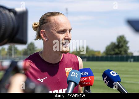 Augusta, Germania. 14 agosto 2024. Marius Wolf (FC Augsburg), Neuzugang, im Interview; FC Augsburg, Training, credito: dpa/Alamy Live News Foto Stock