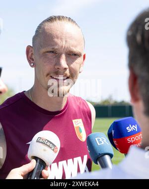 Augusta, Germania. 14 agosto 2024. Marius Wolf (FC Augsburg), Neuzugang, im Interview; FC Augsburg, Training, credito: dpa/Alamy Live News Foto Stock