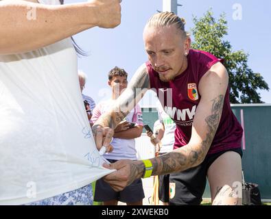 Augusta, Germania. 14 agosto 2024. Marius Wolf (FC Augsburg), Neuzugang, schreibt Autogram; FC Augsburg, Training, credito: dpa/Alamy Live News Foto Stock