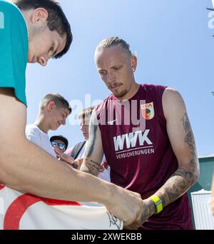 Augusta, Germania. 14 agosto 2024. Marius Wolf (FC Augsburg), Neuzugang, schreibt Autogram; FC Augsburg, Training, credito: dpa/Alamy Live News Foto Stock