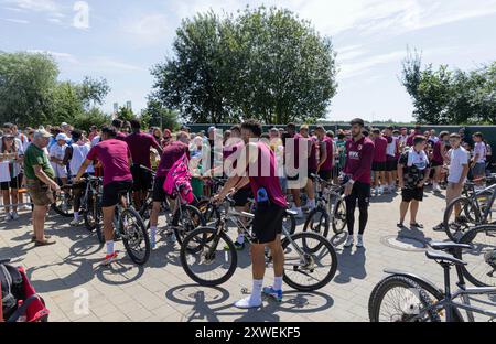 Augusta, Germania. 14 agosto 2024. Großer fan-Andrang beim Training, es ist Ferienzeit; FC Augsburg, Training, credito: dpa/Alamy Live News Foto Stock