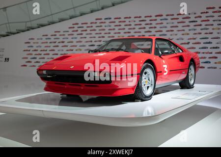 MODENA, ITALIA - 21 APRILE 2022: Ferrari 208 GTB Turbo coupé auto d'epoca nel museo di Modena, Italia Foto Stock