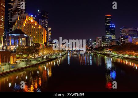 Passeggiata di Southbank e Flinders camminano di notte dal ponte St Kilda Road Melbourne Australia 2010 Foto Stock