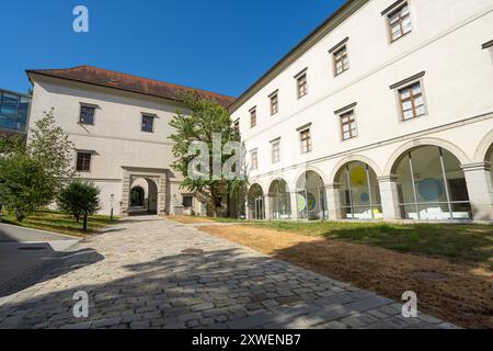 Linz, Austria. 12 agosto 2024. vista interna del cortile del castello e del centro città Foto Stock