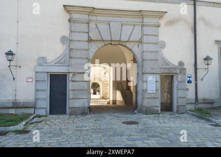 Linz, Austria. 12 agosto 2024. vista panoramica del castello sulla collina nel centro della città Foto Stock