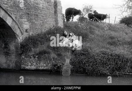 Country Life Fashion 1974 British Women's Fashion Foto Stock