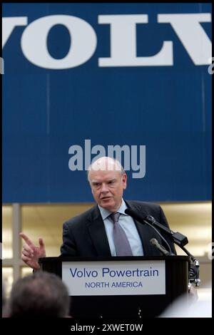 Hagerstown, Maryland, Stati Uniti, 20060323 il Segretario al Tesoro degli Stati Uniti John W. Snow visita lo stabilimento Volvo Powertrain di Hagerstown / Dagens Industri Foto Stock