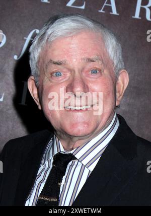 New York, Stati Uniti. 11 maggio 2017. Phil Donahue, conduttore del talk show diurno, è morto pacificamente a casa a New York dopo una lunga malattia, il 18 agosto a 88 anni di età. -------------------- Phil Donahue "The Wizard of Lies", prima di New York, tenutasi al Museum of Modern Art l'11 maggio 2017 © Steven Bergman/AFF-USA.com crediti: AFF/Alamy Live News Foto Stock