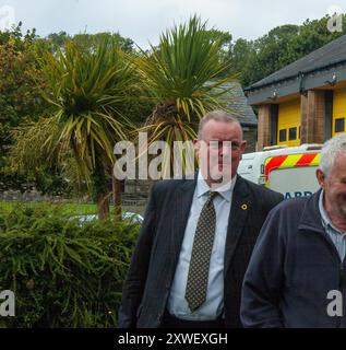 Lunedì 19 agosto 2024, Bantry West Cork Irlanda; due uomini sono apparsi oggi in tribunale a Bantry, in relazione a un grave assalto a Dunmanway durante il fine settimana. 2 uomini, fratelli di 30 anni, pugnalati per una presunta disputa tra membri della stessa famiglia. I due uomini, Jerry Brennan, 70 anni e suo figlio William, 30 anni, sono stati accusati di 2 capi d'accusa di aggressione che ha causato danni e 1 reato di arma da fuoco che è avvenuto nella periferia di Dunmanway intorno alle 19:00 di sabato sera. Il giudice Brendan o'Reilly, a sinistra, ha radunato entrambi gli uomini nella prigione di Cork. Credito; ed/Alamy Live News Foto Stock