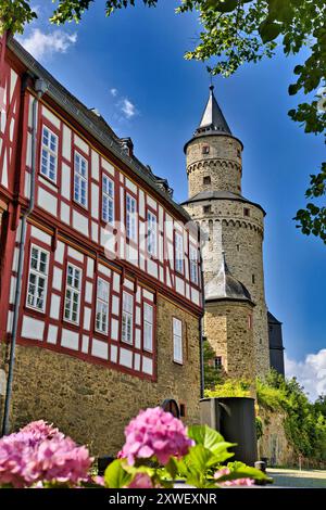 La storica torre delle streghe di Idstein sotto un cielo limpido a Idstein, Assia, Germania Foto Stock