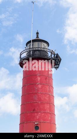 Faro Northpier di Kenosha, Wisconsin, contro il cielo blu Foto Stock