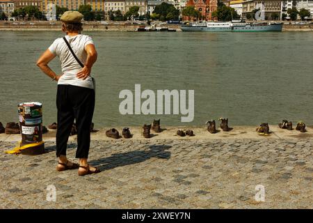 Budapest Hungary Shoes on the Danube Bank è un memoriale dell'Olocausto di CAN Togay insieme a Gyula Pauer. L'installazione artistica. Olocausto Foto Stock