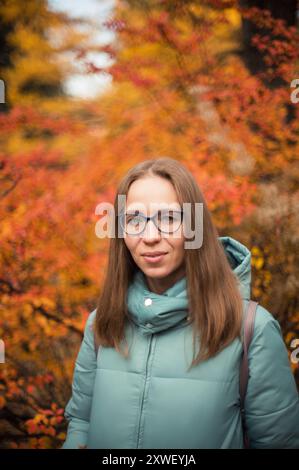 Ritratto autunnale di bella donna su sfondo autunno natura Foto Stock