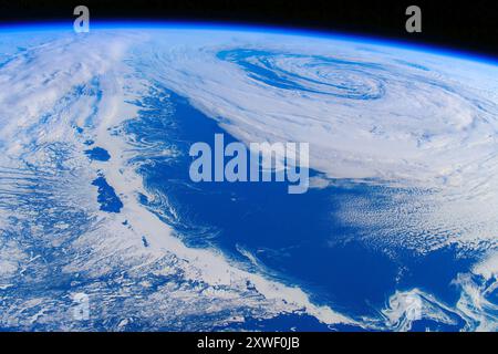 Mare blu e nuvole bianche, tempo dall'ISS. Miglioramento digitale di un'immagine da parte della NASA Foto Stock