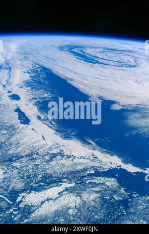 Mare blu e nuvole bianche, tempo dall'ISS. Miglioramento digitale di un'immagine da parte della NASA Foto Stock