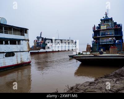 Caballococha, Perù - Sep, 2019: Traghetti sulla riva del Rio delle Amazzoni durante il mare a bassa acqua. Amazzonia, Sud America. Foto Stock