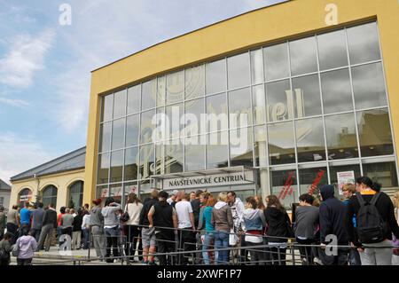 Visitatori al birrificio Pilsner Urquell, Plzen, Boemia occidentale, Repubblica Ceca Foto Stock