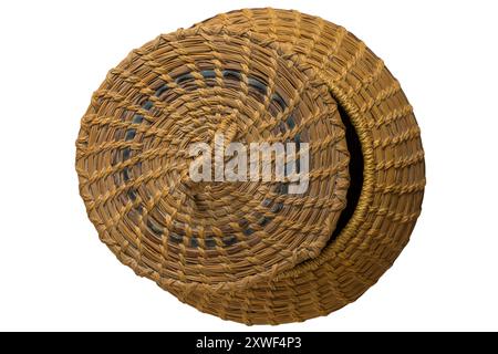 Cestello rotondo in vimini con coperchio in Sudafrica isolato su sfondo bianco - prodotto in Sudafrica, Sudafrica Foto Stock