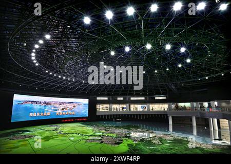 QINGDAO, 19 agosto 2024 (Xinhua) -- questa foto mostra le persone che visitano la sala espositiva della città a Qingdao, nella provincia di Shandong della Cina orientale, 17 agosto 2024. (Xinhua/li Ziheng) Foto Stock