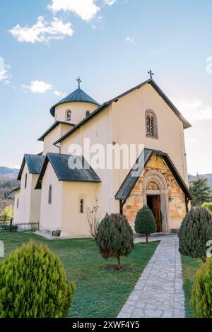 Percorso nel giardino fino all'ingresso principale dell'antico monastero di Moraca. Montenegro Foto Stock