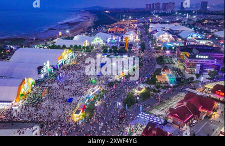 (240819) -- QINGDAO, 19 agosto 2024 (Xinhua) -- una foto aerea scattata il 19 luglio 2024 mostra la sede del 34° Festival internazionale della birra di Qingdao nel distretto di Laoshan di Qingdao, nella provincia di Shandong della Cina orientale. (Xinhua/li Ziheng) Foto Stock