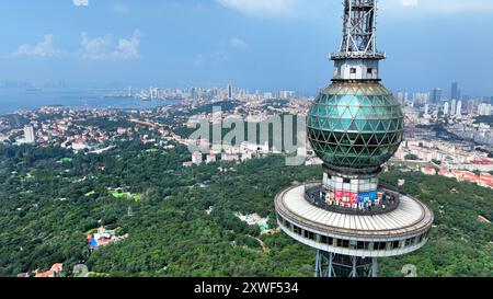 (240819) -- QINGDAO, 19 agosto 2024 (Xinhua) -- una foto aerea con un drone mostra i turisti in visita sulla piattaforma della torre televisiva Qingdao a Qingdao, nella provincia di Shandong, nella Cina orientale, 17 agosto 2024. (Xinhua/li Ziheng) Foto Stock