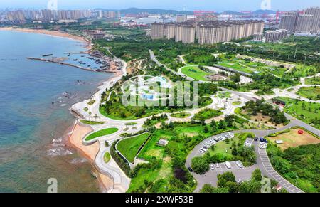 (240819) -- QINGDAO, 19 agosto 2024 (Xinhua) -- una foto aerea di un drone mostra un parco sulla spiaggia di Xihai'an (West Coast) New area di Qingdao, nella provincia di Shandong della Cina orientale, 14 agosto 2024. (Xinhua/li Ziheng) Foto Stock