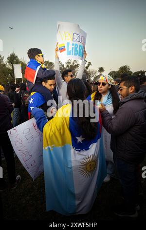 Buenos Aires, Argentina. 17 agosto 2024. I manifestanti prendono parte alla manifestazione. María Corina Machado ha ottenuto una massiccia chiamata in 373 città in tutto il mondo per difendere la volontà dei venezuelani espressa ai sondaggi del 28 luglio e protesta contro la frode di Nicolás Maduro. Credito: SOPA Images Limited/Alamy Live News Foto Stock