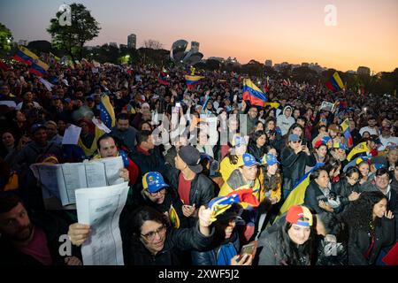 Buenos Aires, Argentina. 17 agosto 2024. I manifestanti prendono parte alla manifestazione. María Corina Machado ha ottenuto una massiccia chiamata in 373 città in tutto il mondo per difendere la volontà dei venezuelani espressa ai sondaggi del 28 luglio e protesta contro la frode di Nicolás Maduro. Credito: SOPA Images Limited/Alamy Live News Foto Stock