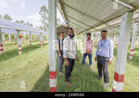 Masud Rana – Assistente Manager amicizia: Il villaggio solare serve 114 famiglie con una capacità di 40 kWh. La capacità è molto elevata e le famiglie possono utilizzare qualsiasi macchina dotata di potenza. Anche un mercato locale sta ricevendo energia da questi pannelli solari. In precedenza il mercato chiudeva alle 18.00, mentre ora chiudeva alle 23.00. Ogni famiglia riceve elettricità solo a 2 TK per unità. Quindi una famiglia paga 60-80tk al mese, che è fortemente sovvenzionata. Foto Stock