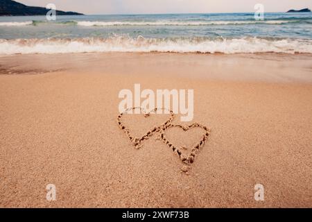 L'iscrizione che ti amo sulla riva del mare con le palme Foto Stock