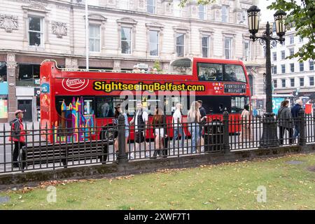 Belfast, Regno Unito - 17 agosto 2024: Autobus turistico scoperto rosso del centro città che effettua escursioni turistiche. Foto Stock