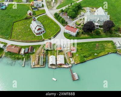 Vista aerea del tradizionale hotel Mundal, della chiesa Mundal, del villaggio Fjaerland nel Sognefjord, Norvegia Foto Stock