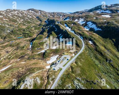 Veduta aerea della montagna che attraversa Sognefjellsvegen, passo di montagna sul Sognefjellet, strada turistica, area di sosta Nedre Oscarshaug, Norvegia Foto Stock