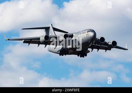 Papa, Ungheria - 14 maggio 2024: Boeing C-17A Globemaster III dell'aeronautica STATUNITENSE presso la base aerea. Volo militare. Aviazione e aerei Foto Stock