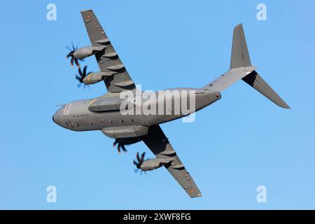 Papa, Ungheria - 14 maggio 2024: Aereo da trasporto strategico e tattico dell'aeronautica militare spagnola Airbus A400M Atlas presso la base aerea. Volo militare. Aviazione e A. Foto Stock