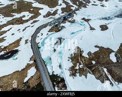 Vista aerea della montagna che attraversa Sognefjellsvegen, lungo il lago ghiacciato Prestesteinsvatnet, Sognefjell, Norvegia Foto Stock