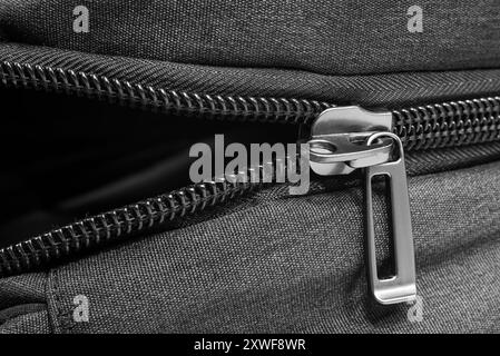 Lucchetto argentato con cerniera nera sui primi piani. Chiusura lampo Foto Stock