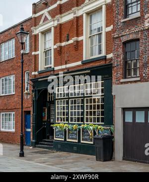 Il bar e ristorante Old Portsmouth Wellington è nato nel 1710 e fa parte del patrimonio culturale della zona. Foto Stock