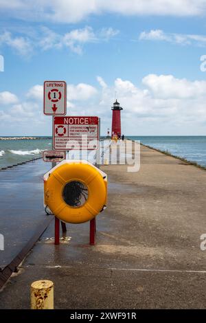 Persone che camminano accanto al faro di Kenosha a Kenosha, Wisconsin, USA Foto Stock
