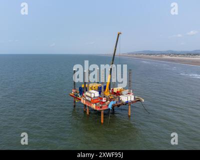 Jack Up Barge che lavora al largo della costa del Galles settentrionale Foto Stock