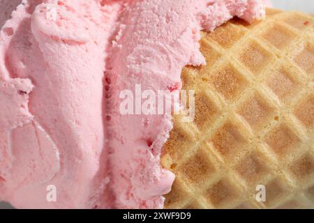 Vista ravvicinata di una tazza di gelato alla fragola su un cono per waffle. Foto Stock