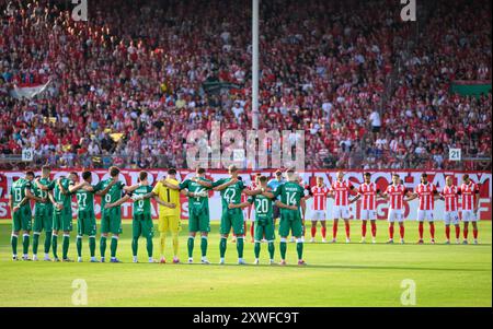 19 agosto 2024, Brandeburgo, Cottbus: Calcio: DFB Cup, FC energie Cottbus - SV Werder Brema, 1° turno, LEAG energie Stadion, i giocatori di entrambe le squadre si trovano al centro del cerchio durante un minuto di silenzio per il defunto ex allenatore del Werder Brema, Willi Lemke. Foto: Robert Michael/dpa - NOTA IMPORTANTE: In conformità con le normative della DFL German Football League e della DFB German Football Association, è vietato utilizzare o far utilizzare fotografie scattate nello stadio e/o della partita sotto forma di immagini sequenziali e/o serie di foto video. Foto Stock