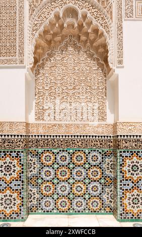 Primo piano di colorate piastrelle con motivi geometrici a mosaico presso la Madrasa Ben Youssef a Marrakech, Marocco - intricato design marocchino, ornata arte tradizionale, d Foto Stock