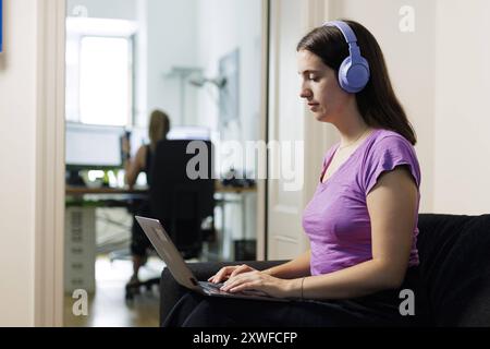 Tema: ArbeitsumfeldBerlin, 08.08.2024. Berlin Deutschland *** Topic Working EnvironmentBerlin, 08 08 2024 Berlino Germania Copyright: XUtexGrabowsky/ph Foto Stock