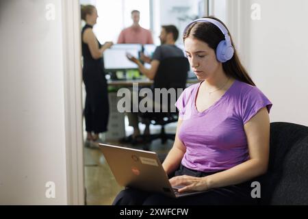 Tema: ArbeitsumfeldBerlin, 08.08.2024. Berlin Deutschland *** Topic Working EnvironmentBerlin, 08 08 2024 Berlino Germania Copyright: XUtexGrabowsky/ph Foto Stock