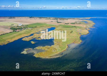 Vista aerea sul Salzhaff, formato dall'isola di Poel e dalla baia poco profonda del Mar Baltico vicino a Wismar, Meclemburgo-Pomerania occidentale, Germania Foto Stock