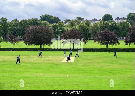 Partita amatoriale di cricket tra Victoria e Milngavie Cricket Clubs, Bellahouston Park, Glasgow, Scozia, Regno Unito, Europa Foto Stock