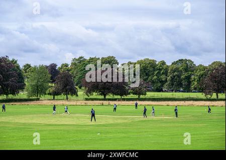 Partita amatoriale di cricket tra Victoria e Milngavie Cricket Clubs, Bellahouston Park, Glasgow, Scozia, Regno Unito, Europa Foto Stock